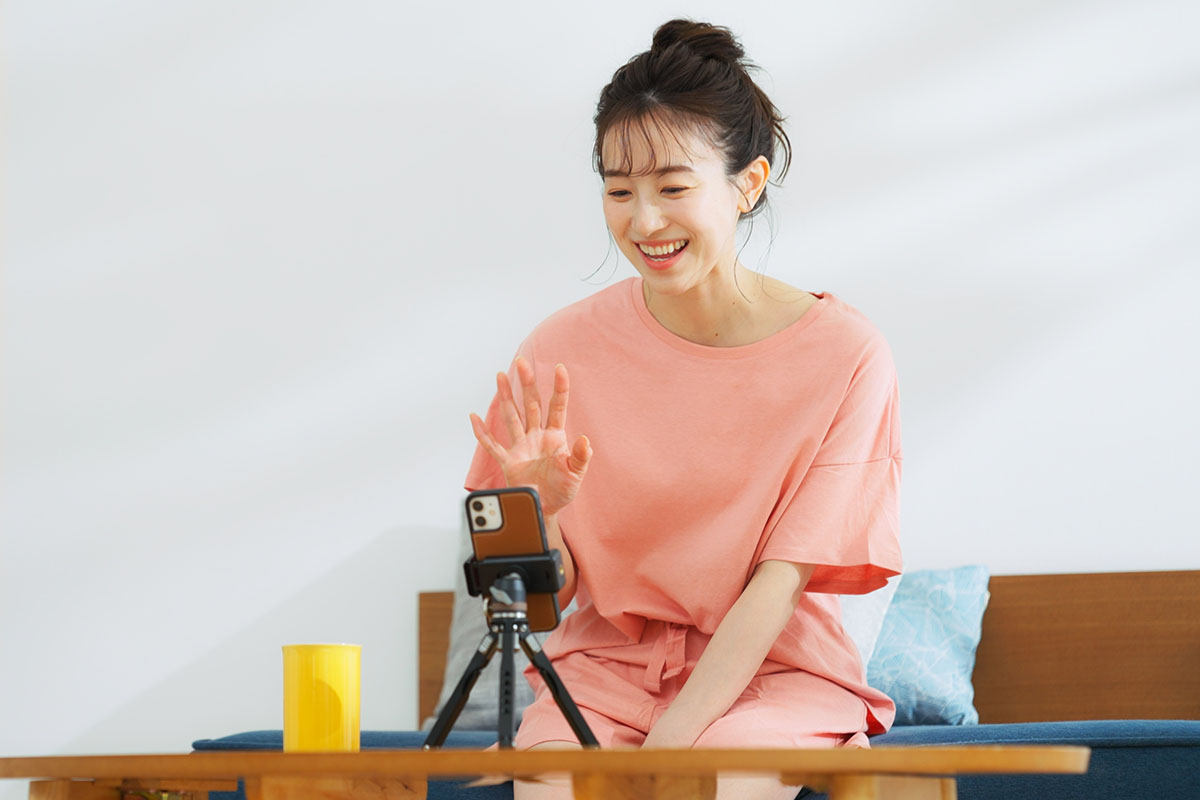 ビデオ通話でジュエリーを紹介するインフルエンサー
